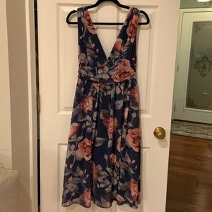 Lulu’s brand double v floral midi dress with side slit. Size S